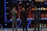 Rishi Kapoor, Neetu Singh, Ranbir Kapoor on the sets of Jhalak Dikhlaa Jaa Season 6 Semi Final on 3rd Sept 2013 (64).JPG
